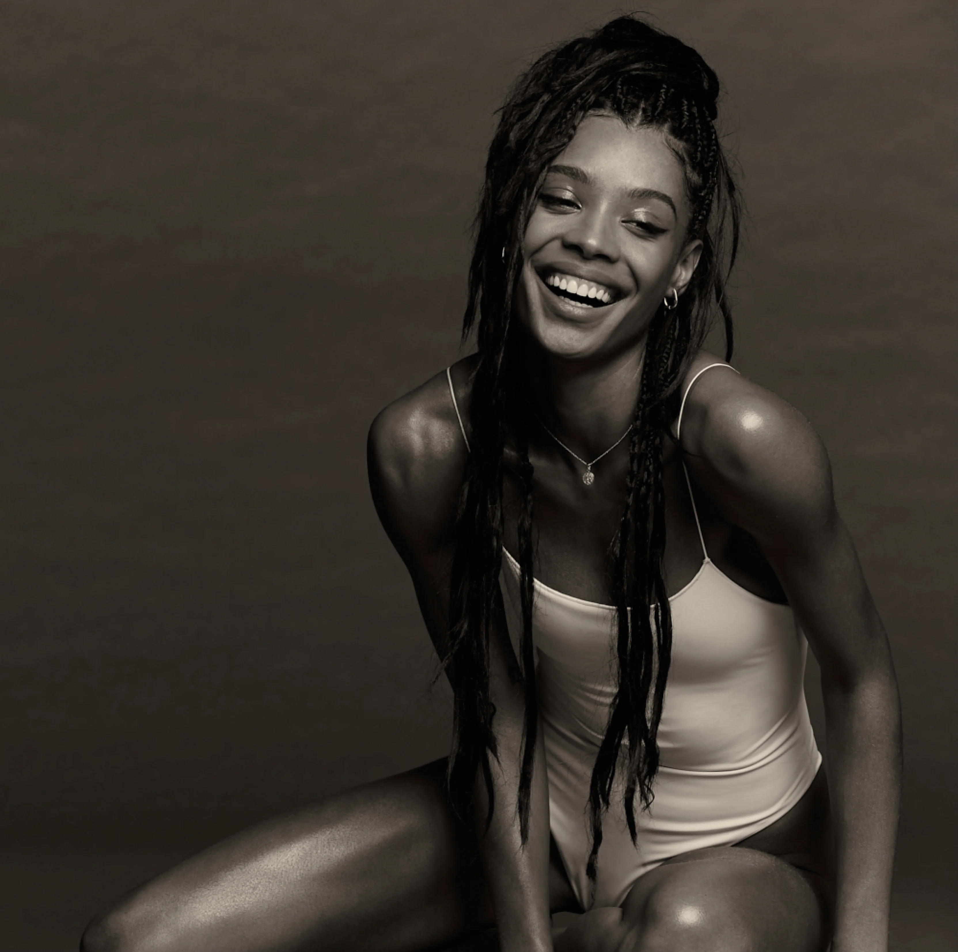 the sculpting C in white compression - Image 3